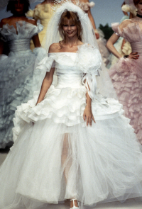 Claudia Schiffer w pokazie kolekcji Chanel couture jesień-zima 1995-1996, Fot. Getty Images