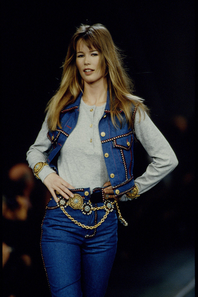 Claudia Schiffer w pokazie kolekcji Chanel w 1993 roku, Fot. Getty Images