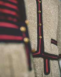 Tailleurs (detail), Spring-Summer 1961 Ficelle tweed, navybraided red grosgrain Paris, Patrimoine de CHANEL © Julien T. Hamon