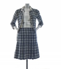 Jacket, blouse and skirt tailleur, Spring-Summer 1964 Navy and white checked tweed, navy printed white silk twill Paris, Palais Galliera © Julien T. Hamon