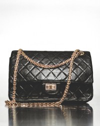 Quilted black-dyed sheepskin, gold-plated metal, twist clasp Paris, Patrimoine de CHANEL © Julien T. Hamon