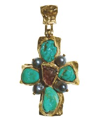 Pendant, CHANEL design, made by Goossens 1960s Yellow gold, turquoise, tourmaline, pearl Paris, Patrimoine de CHANEL © Julien T. Hamon