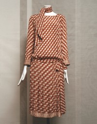 Day dress, between 1926 and 1928 Ivory crepe de Chine with rust print Paris, Patrimoine de CHANEL © Julien T. Hamon