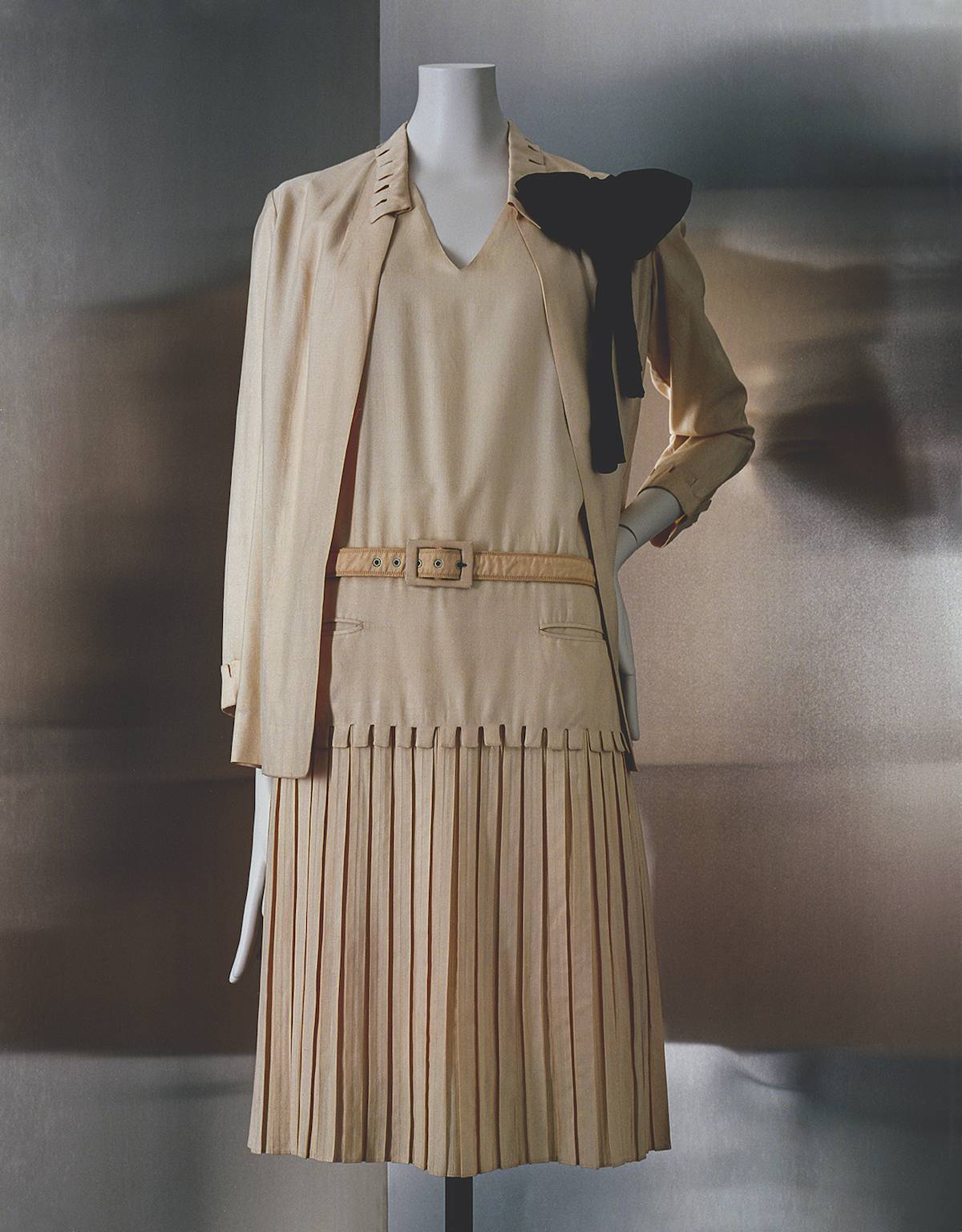 Dress and coat ensemble Spring-Summer 1926 Ivory silk fabric, black silk taffeta Paris, Patrimoine de CHANEL © Julien T. Hamon