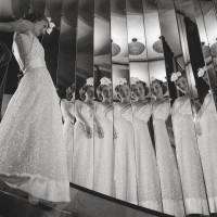 François Kollar. Model descending the staircase at 31 rue Cambon. Published in Harper’s Bazaar, September 15 , 1937 © Ministère de la Culture – Médiathèque de l’Architecture et du Patrimoine, Dist. RMN-Grand Palais / François Kollar