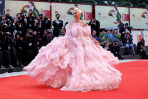 Lady Gaga w sukni Velentino haute couture, Fot. Getty Images