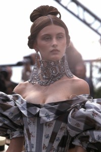 Trisha Goff na pokazie Dior Couture jesień-zima 1997-1998, Fot. Getty Images