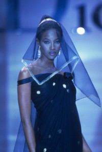 Naomi Campbell na pokazie Dior Couture jesień-zima 1997-1998, Fot. Getty Images