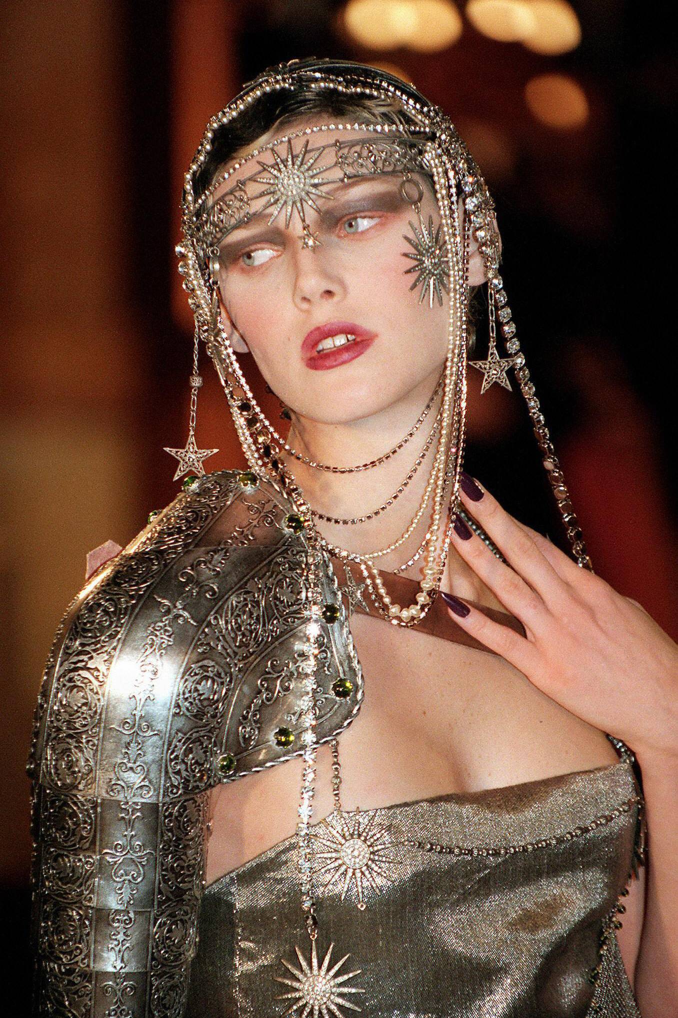 Dior Haute Couture wiosna-lato 1998, Fot. Getty Images