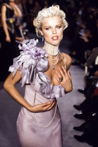Eva Herzigova na pokazie Dior Haute Couture wiosna-lato 1997, Fot. Getty Images