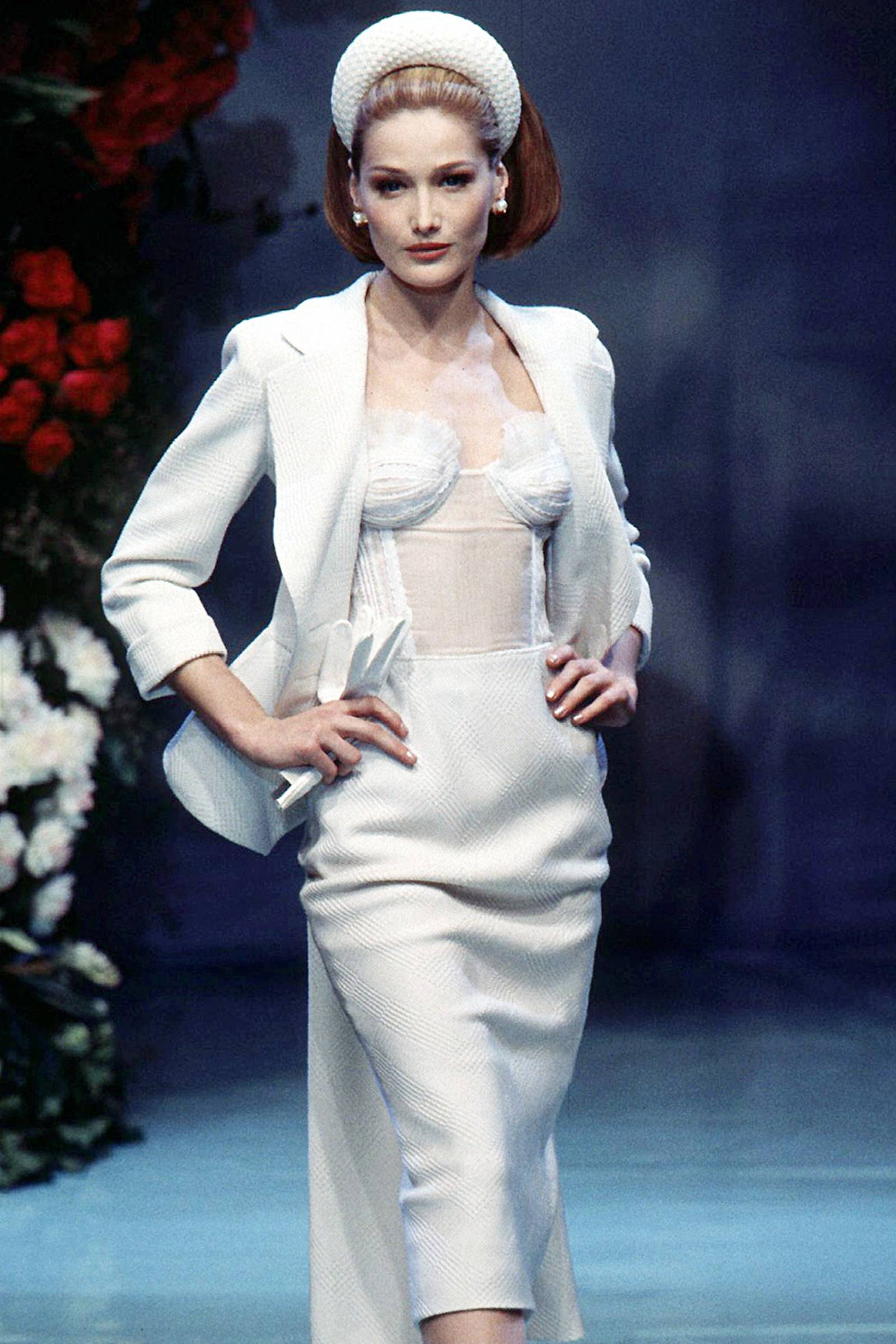 Carla Bruni na pokazie Dior Couture wiosna-lato 1996, Fot. Getty Images