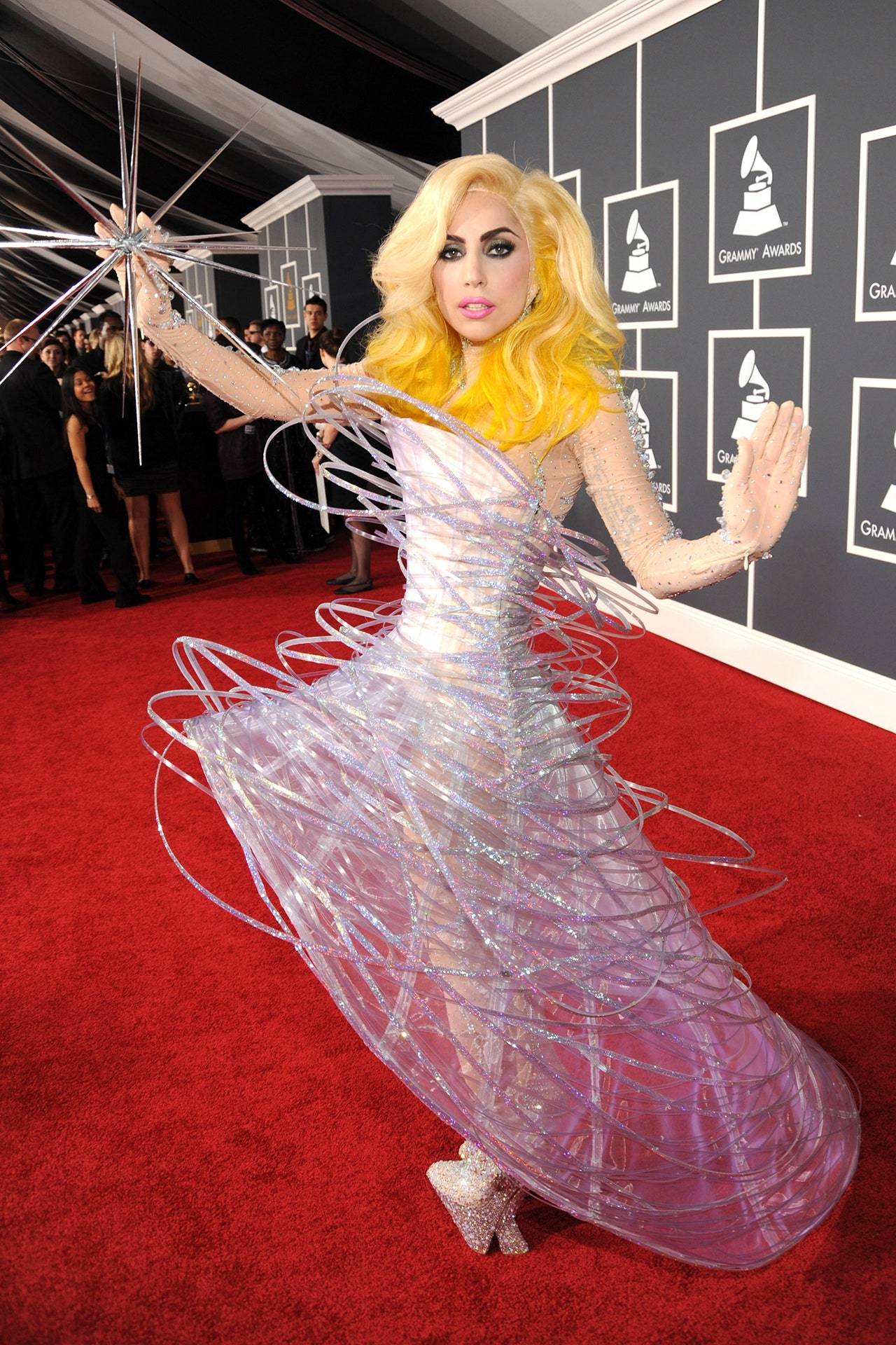 Lady Gaga w kreacji Alexandra McQueena, 2010