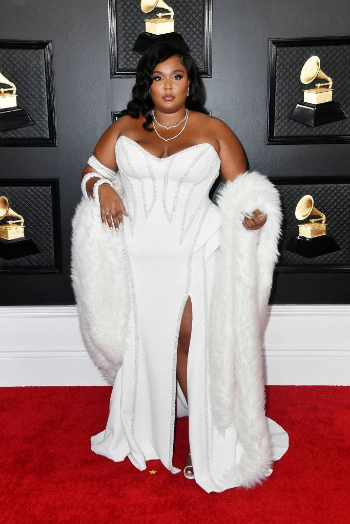 Lizzo w kreacji Atelier Versace, inspirowanej sukienką Britney Spears z 2000 roku, 2020