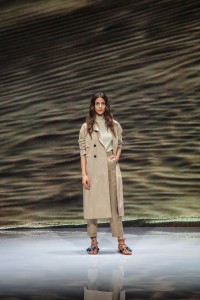 Modelka w trenczu Weekend Max Mara