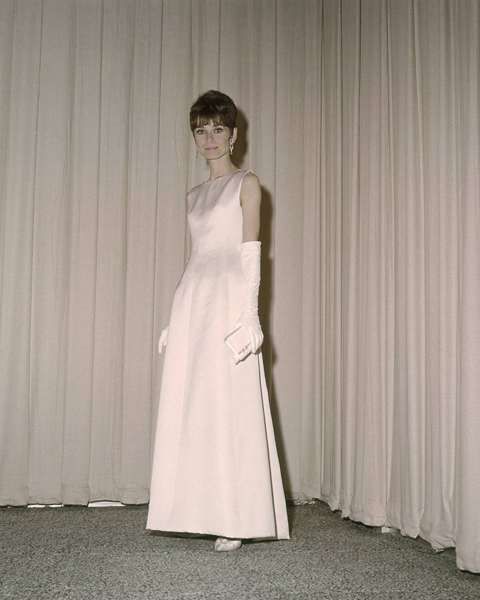 Audrey Hepburn w satynowej sukni w 1965 roku
