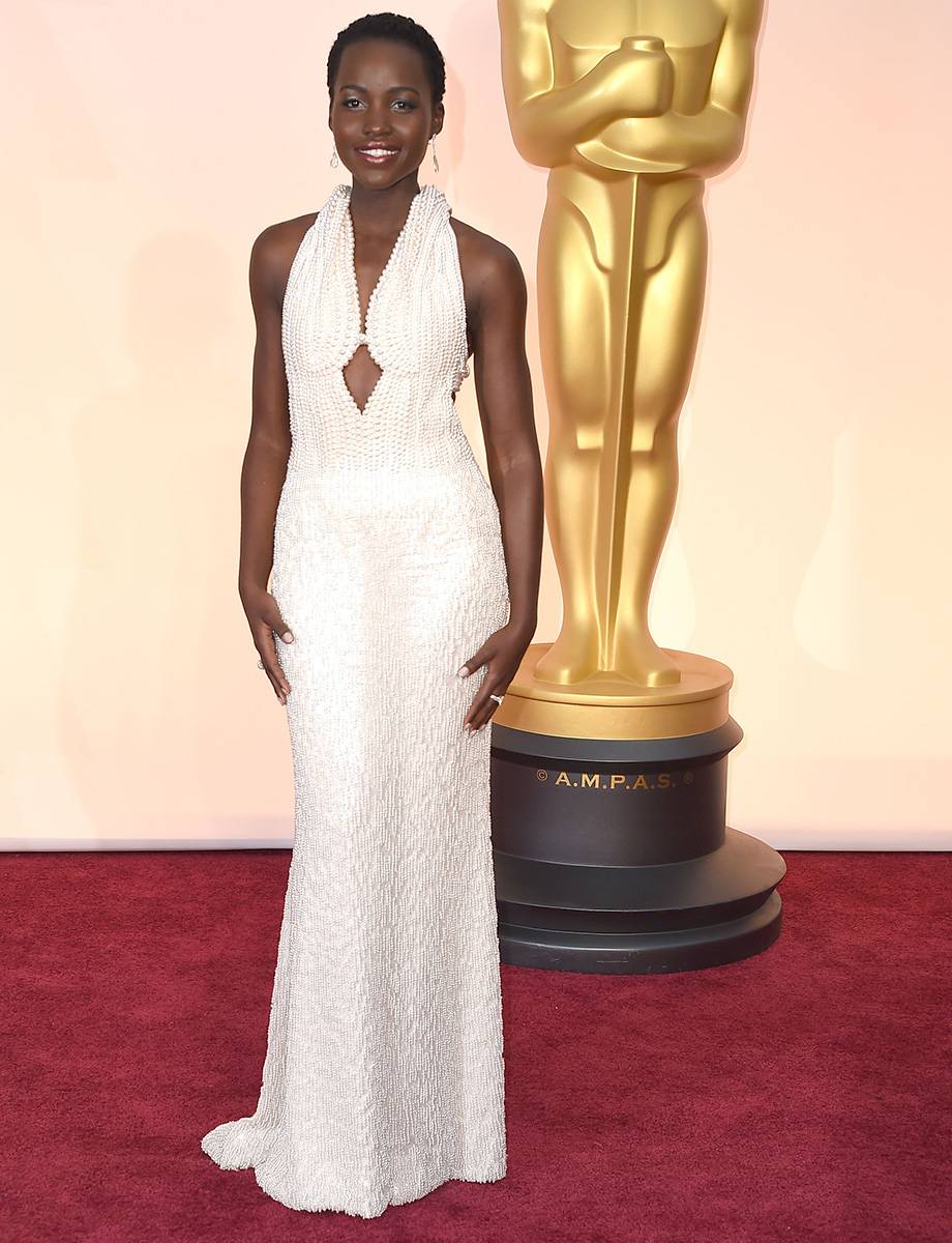 Lupita Nyong’o w sukni Calvina Kleina w 2015 roku