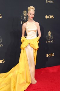 Satynowa kreacja Dior haute couture, Emmy Awards 2021, (Fot. Getty Images) 