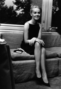  Jeanne Moreau  podczas konferencji prasowej, na której ogłosiła ślub z Pierrem Cardin, styczeń 1962, Fot.  Reg Lancaster/Getty Images