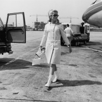 Catherine Deneuve na lotnisku w Londynie w płaszczu projektu Andre Coureggesa, 1965 rok, Fot. Evening Standard/Getty Images