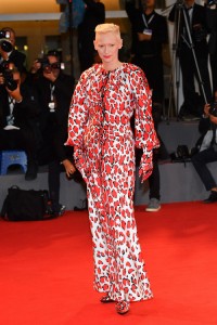 Tilda Swinton w kreacji Schiaparelli podczas Festiwalu Filmowego w Wenecji z 2018 roku, Fot. Getty Images