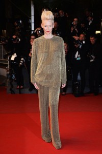 Tilda Swinton w komplecie Haidera Ackermanna podczasFestiwalu Filmowym w Cannes w 2013 roku, Fot. Getty Images