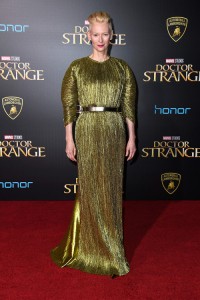 Tilda Swinton w kreacji Haidera Ackermanna na premierze filmu Doctor Strange w 2016 roku, Fot. Getty Images