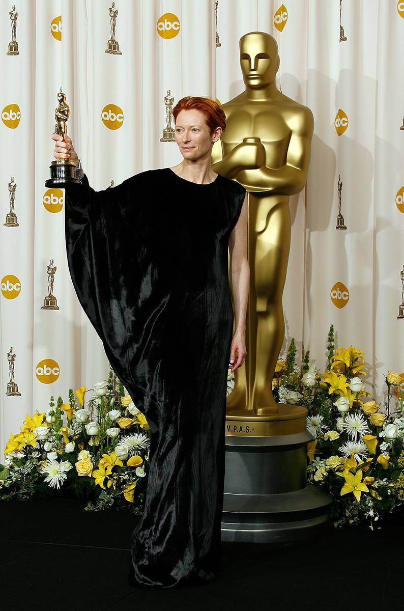 Tilda Swinton w kreacji Lanvin podczas gali wręczenia Oscarów w 2008 roku, Fot. Getty Images