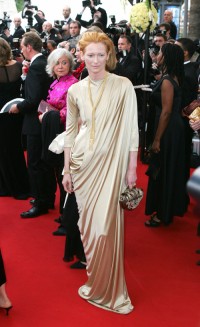 Tilda Swinton podczas Festiwalu Filmowego w Cannes w 2004 roku, Fot. Getty Images