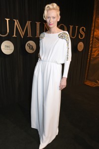 Tilda Swinton w kreacji Schiaparelli podczas BFI Luminous Fundraising Gala w 2018 roku, Fot. Getty Images