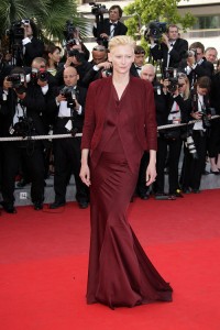 Tilda Swinton w kreacji Haidera Ackermanna na Festiwalu Filmowym w Cannes w 2009 roku, Fot. Getty Images