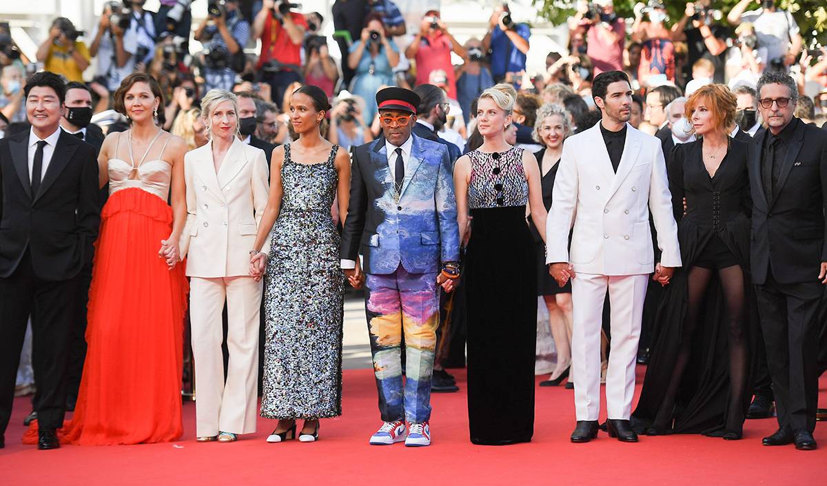 Członkowie tegorocznego jury: Song Kang-Ho, Maggie Gyllenhaal, Jessica Hausner, Mati Diop, Spike Lee (przewodniczący), Mélanie Laurent, Tahar Rahim, Mylène Farmer i Kleber Mendonça Filho 