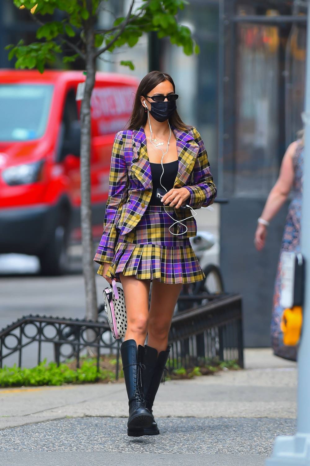 Irina Shayk w butach od Magdy Butrym , (Fot. Getty Images)