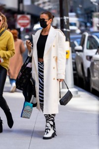 Irina Shayk w płaszczu od Magdy Butrym, (Fot. Getty Images)