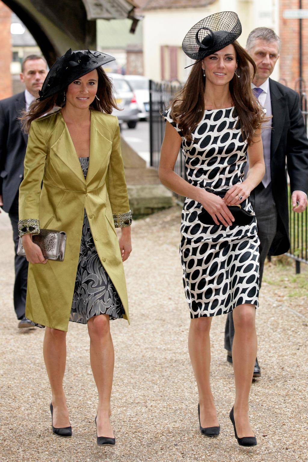 Kate Middleton z Pippą Middleton na ślubie Sama Waley-Cohena i Annabel Ballin w kościele św. św. Michała i Wszystkich Aniołów, 11 czerwca 2011 roku.