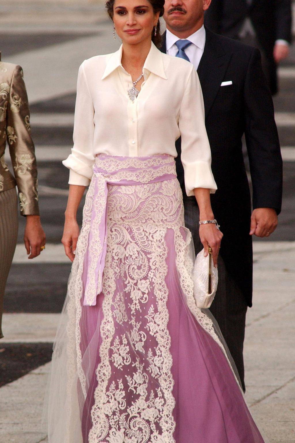 Rania, królowa Jordanii, na ślubie Letycji, królowej Hiszpanii, i Filipa, króla Hiszpanii, w katedrze Almudena w Madrycie, 22 maja 2004 roku.