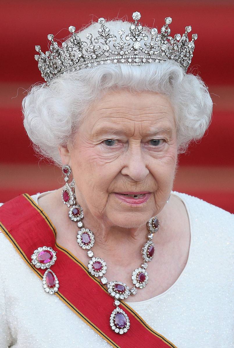 Broszka korona rubinowa królowej Wiktorii zestawiona z naszyjnikiem korony rubinowej, czerwiec 2015 roku