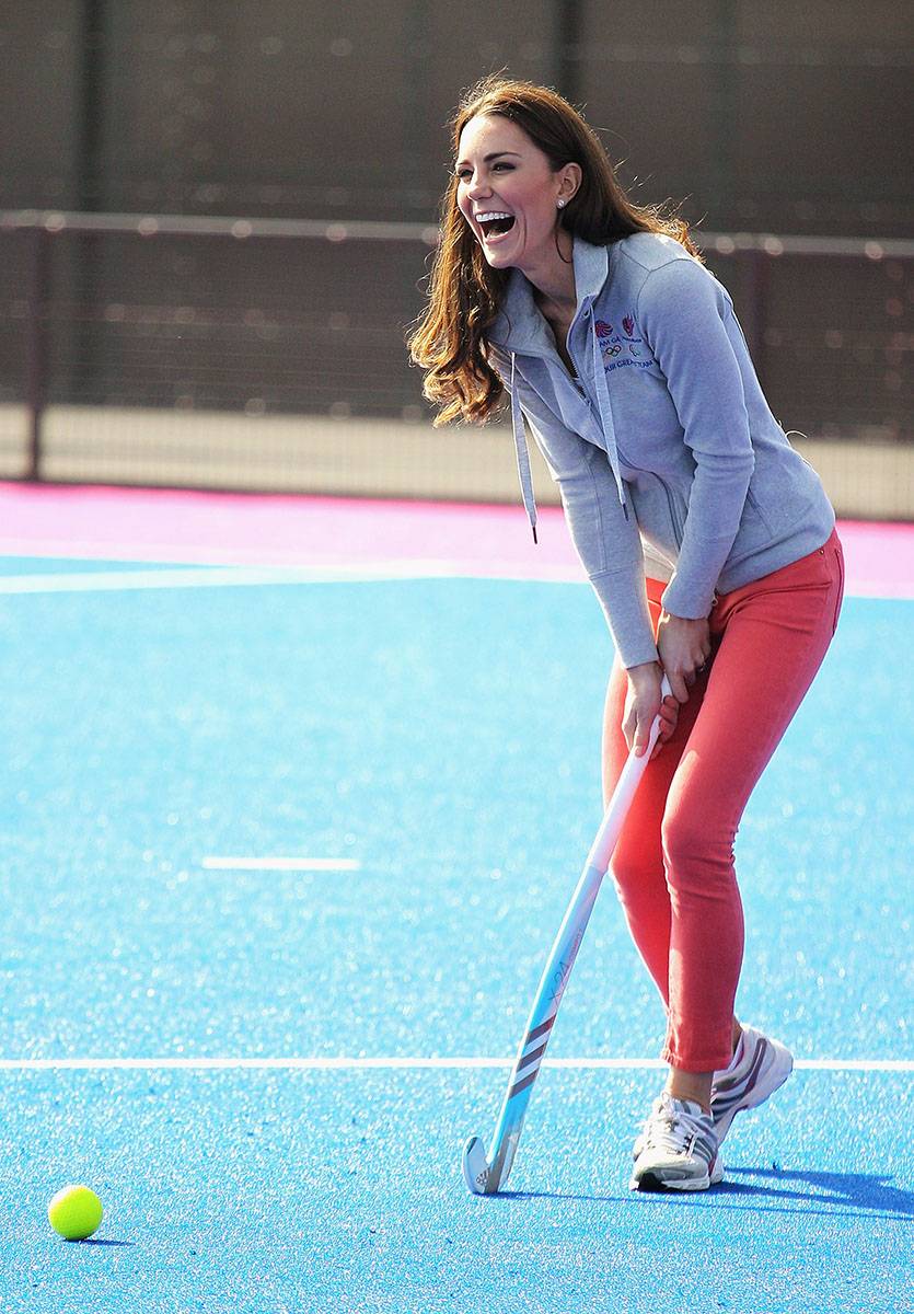 15 marca 2012 roku: Kate Middleton gra w hokeja z kobiecą drużyną GB Hockey w Londynie. 