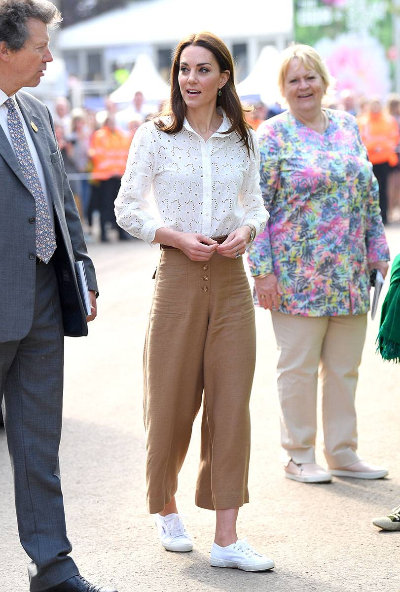 20 maja 2019 roku: Kate Middleton na RHS Chelsea Flower Show ubrana w trampki Superga 2750 Cotu Classic.
