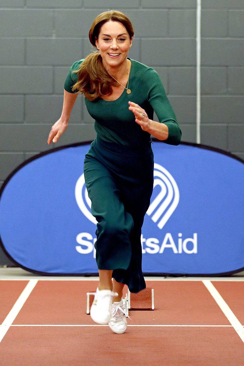 26 lutego 2020 roku: Kate Middleton na imprezie SportsAid Stars w sneakersach Marks & Spencer.