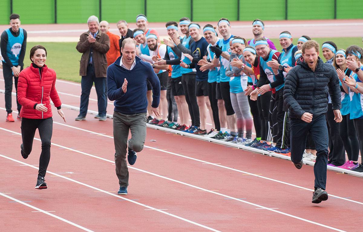 5 lutego 2017 roku: Kate Middleton, książę William i książę Harry podczas dnia treningowego maratonu londyńskiego.