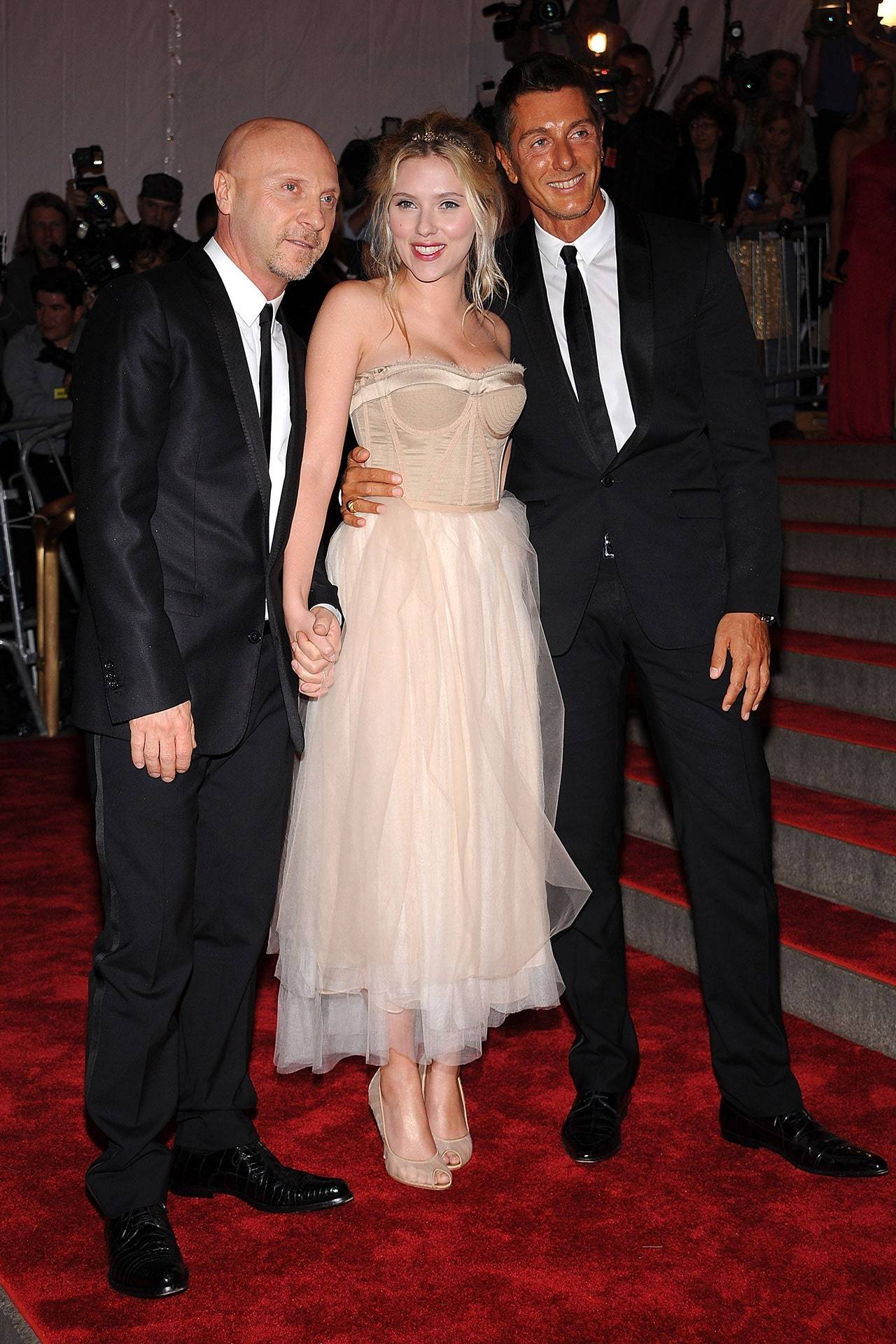 2008: Stefano Gabbana, Scarlett Johansson i Domenico Dolce, Fot. Getty Images