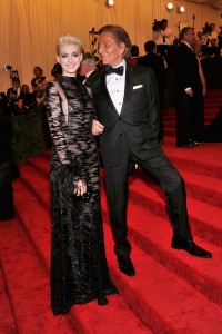 2013: Anne Hathaway i Valentino Garavani, Fot. Getty Images