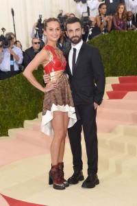 2016: Nicolas Ghesquière i Alicia Vikander, Fot. Getty Images