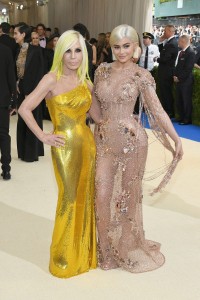 2017: Donatella Versace i Kylie Jenner, Fot. Getty Images