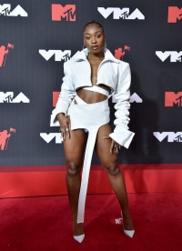 Normani w kreacji projektu Patrycji Pagas, (Fot. Getty Images)