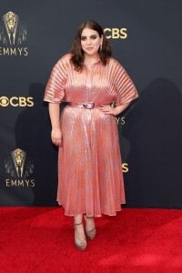 Beanie Feldstein w kreacji Brandona Maxwella, Fot. Getty Images