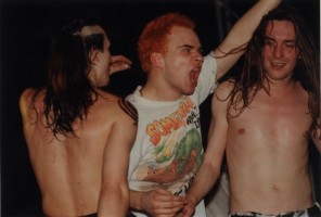  Od lewej: Maciej Ślimak Starosta, Dariusz Popcorn Popowicz i Tomasz Titus Pukacki podczas koncertu zespołu Acid Drinkers, 1993, Fot. Andrzej Georgiew, © M. B. F. Georgiew / FAF