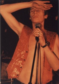 Maciej Maleńczuk na scenie podczas koncertu zespołu Püdelsi, promującego płytę Viribus Unitis, 1996, Fot. Andrzej Georgiew, © M. B. F. Georgiew / FAF