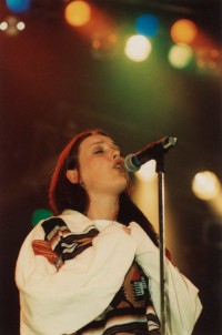 Katarzyna Nosowska podczas koncertu zespołu Hey w warszawskiej Hali Torwar, 1994, Fot. Andrzej Georgiew, © M. B. F. Georgiew / FAF