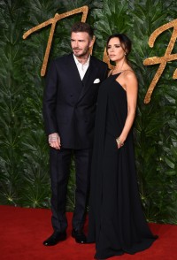 David Beckham i Victoria Beckham w sukience z jubileuszowej kolekcji swojej marki